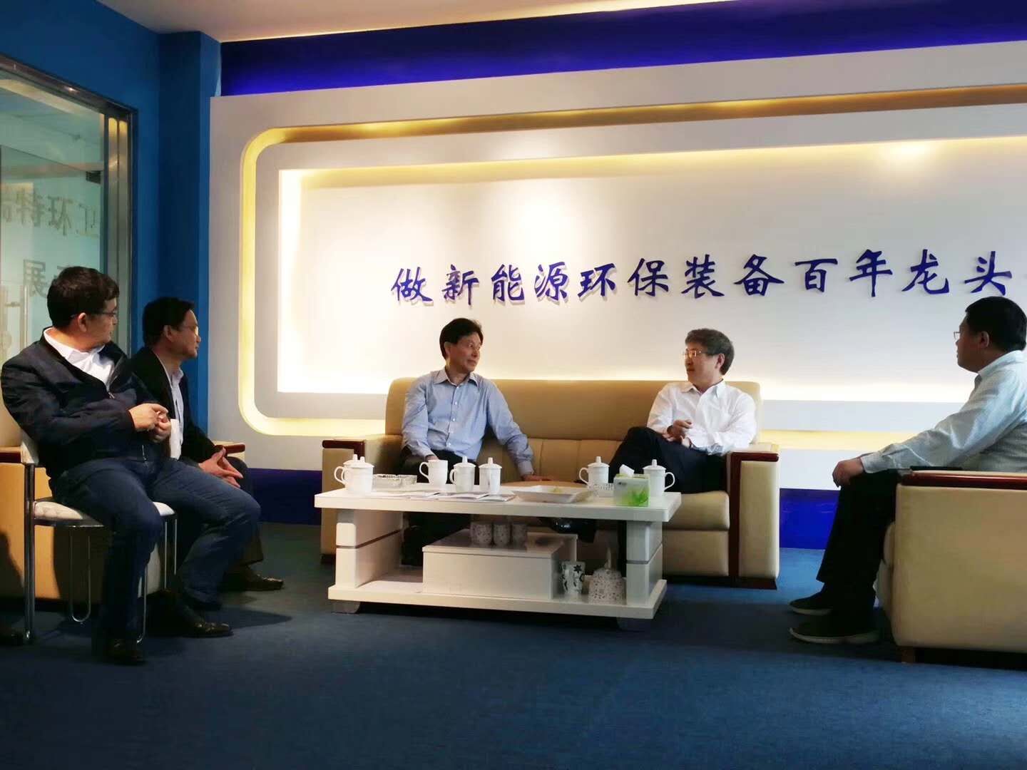 熱烈歡迎奇瑞黨委書記兼董事長尹同躍等一行四人蒞臨我司參觀指導(dǎo)